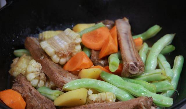 网友|天气太热,就做了一个菜,有荤有素一锅出,网友:这妈妈会偷懒