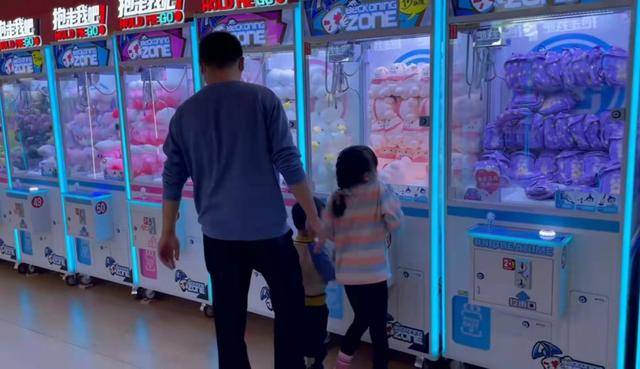 事件|田静一家四口抓娃娃，姚威不负众望，奇奇一脸崇拜