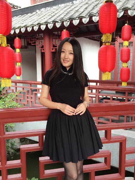 黑长直 49岁杨钰莹简直逆生长！黑色连衣裙优雅高贵，配黑长直发型似18岁