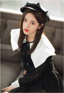 领口处 被鞠婧祎的穿搭甜到了，甜美可爱元气十足，穿什么都洋气又好看