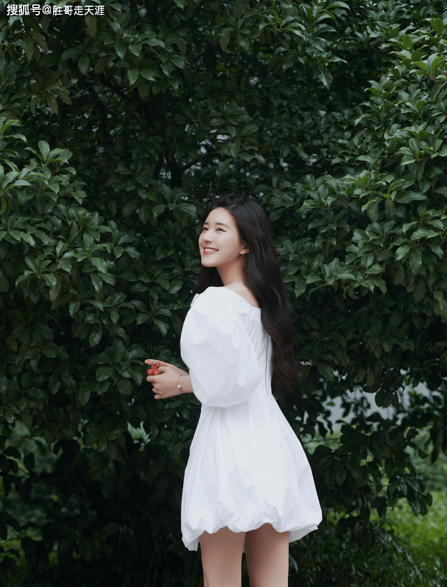 西装 “初恋女孩”赵露思，秋冬穿搭“上暖下凉”？一般人hold不住