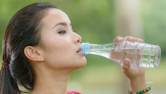 人体|吃饭时若有这4个习惯,可能成为你变瘦的“绊脚石”,尽量改改吧