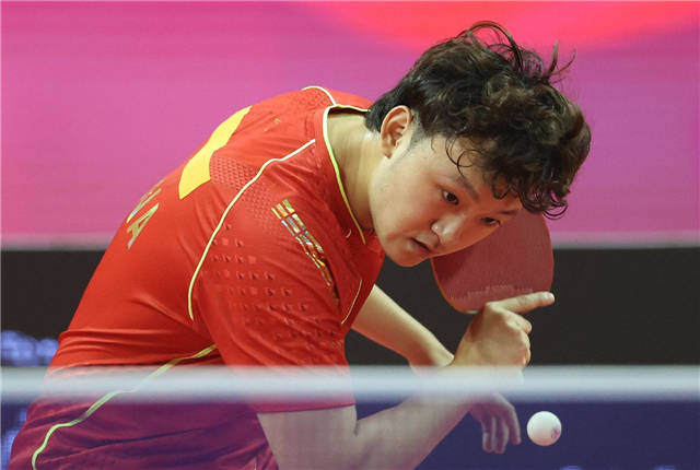 差距|国乒男女队差距太大！孙颖莎输刚入队小师弟，女乒主帅安慰小魔王