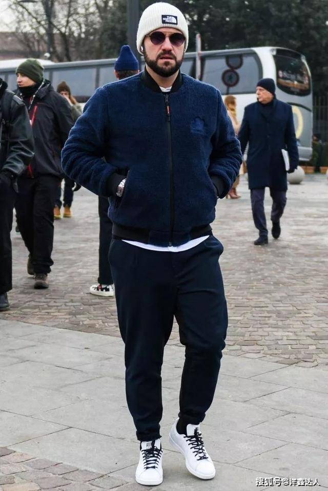 艳蓝色 穿运动裤外套应该怎么选？搭配这4种款式风格，造型百搭时髦