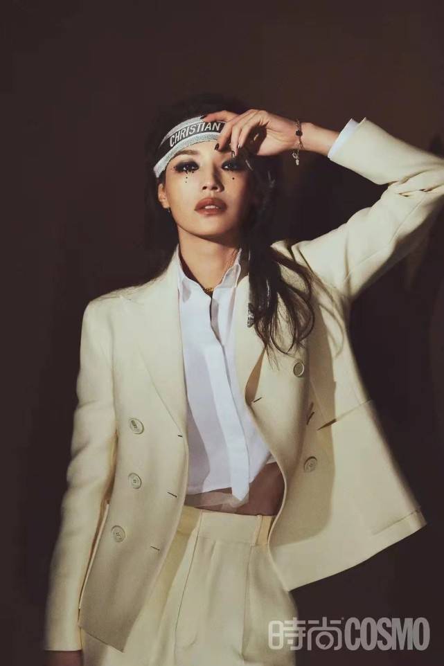 内衣 舒淇真是媚到骨子里！新大片内衣镶铆钉外穿配衬衫，眼妆更是大胆