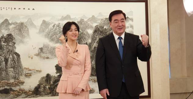 饰品 李英爱真是韩国的刘诗诗，活动造型永远优雅至上，保暖偏偏还养眼