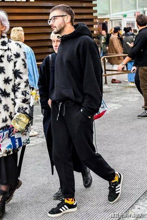 艳蓝色 穿运动裤外套应该怎么选?搭配这4种款式风格,造型百搭时髦