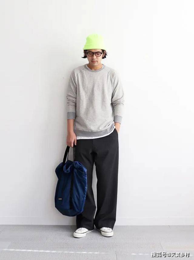 西裤 穿西裤一直搭配皮鞋?风格太单调了,换运动鞋试试,造型时髦出众