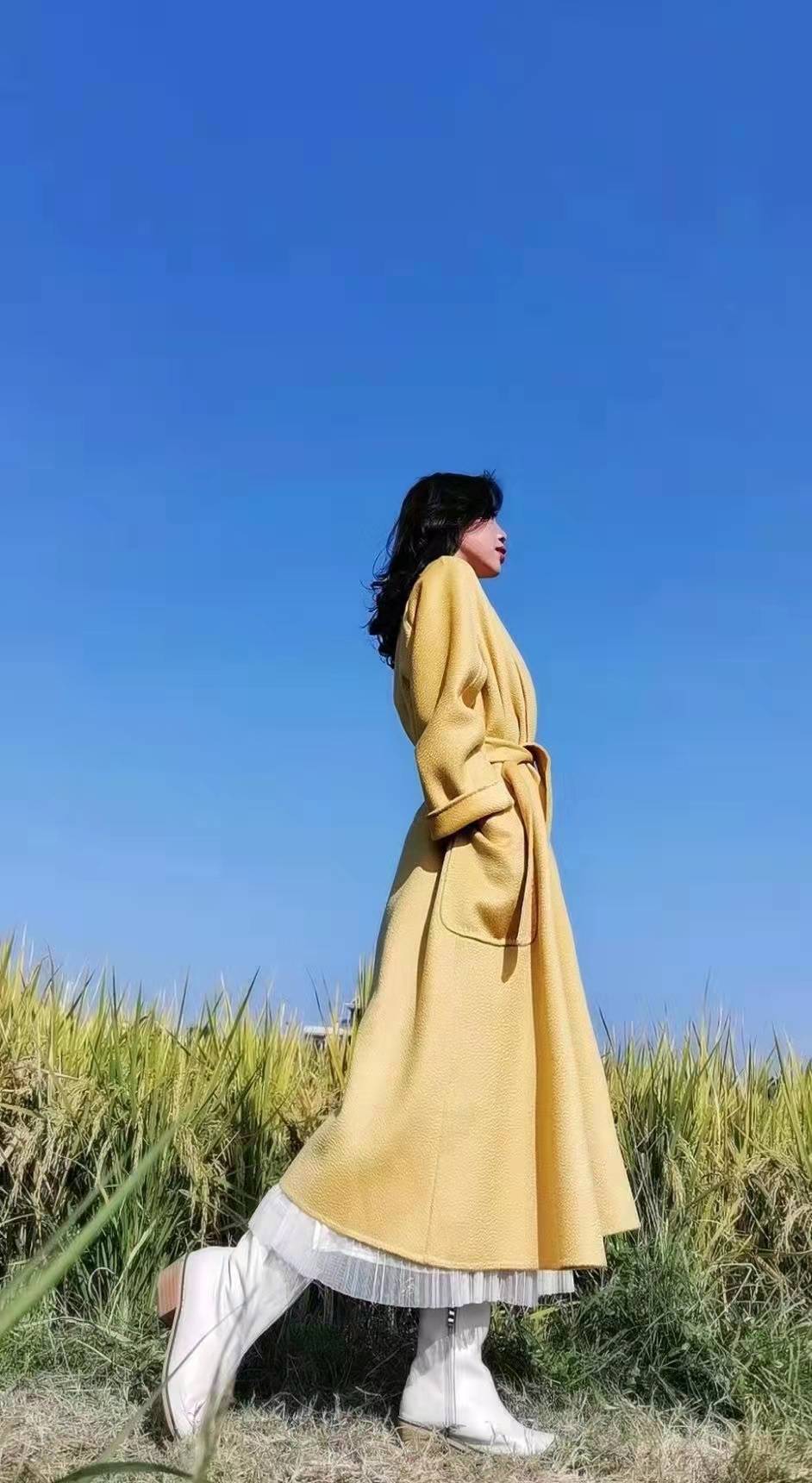 感觉 丢掉你的驼色卡其大衣吧，这些亮色大衣更强势吸睛，高级又不俗气