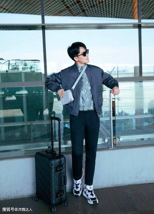 运动鞋 34岁黄轩开启巴黎看秀之旅，飞行夹克+运动鞋，造型实用时髦