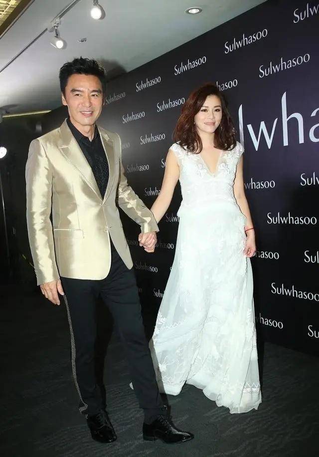 流苏 钟镇涛与老婆同框！穿蓝色外套帅气减龄，看不出与老婆相差13岁