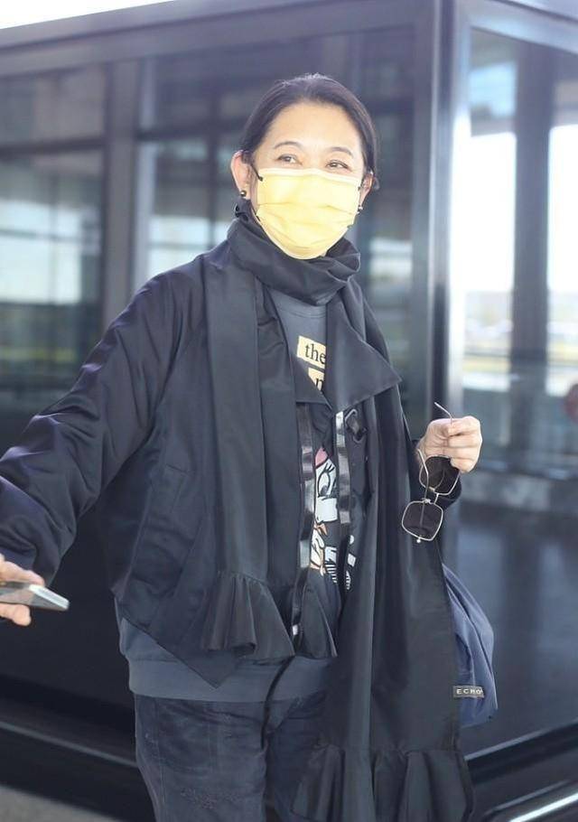 卡通 倪萍虽然老了，可是穿衣还挺时髦的，短风衣配卡通卫衣显出活力