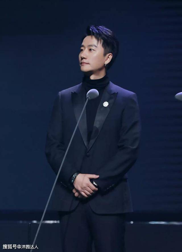 运动鞋 34岁黄轩开启巴黎看秀之旅，飞行夹克+运动鞋，造型实用时髦