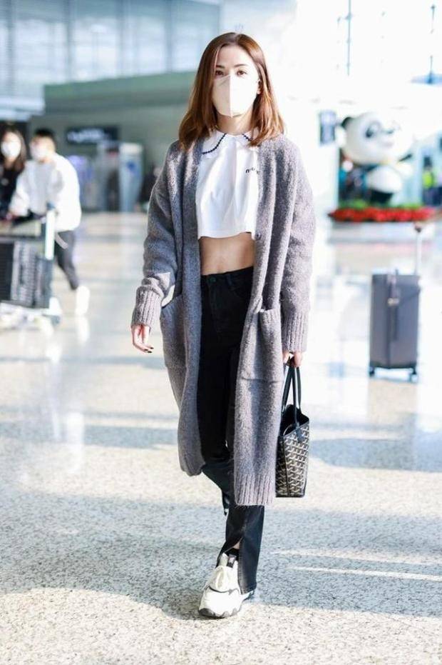 蔡卓妍 蔡卓妍真懂时尚！用奶奶开衫搭娃娃衫，风格看似迥异却意外很好看