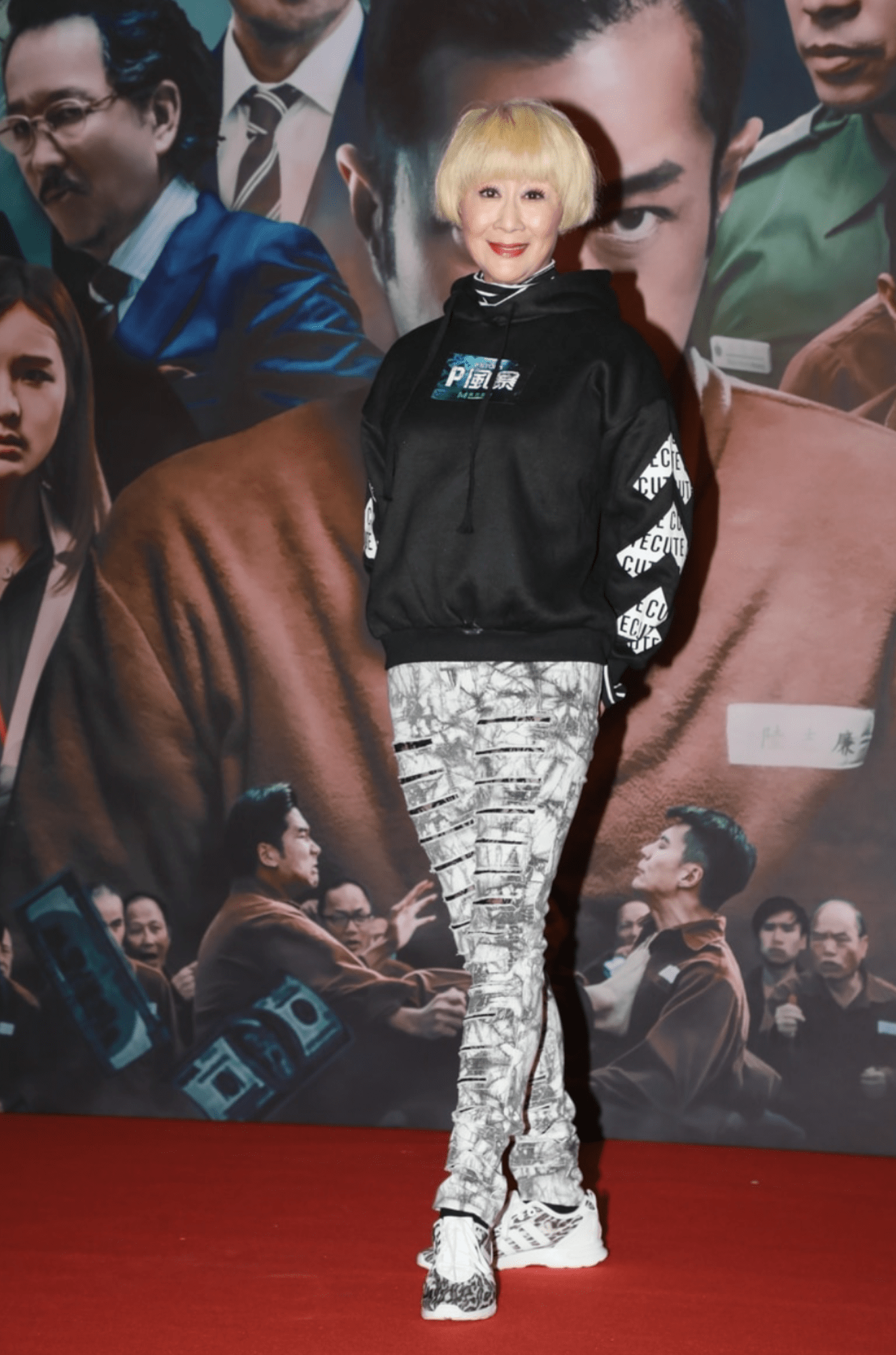 够,所以陈曼娜在近期又邀上了不少好友到王玉环的花园豪宅再度办寿宴