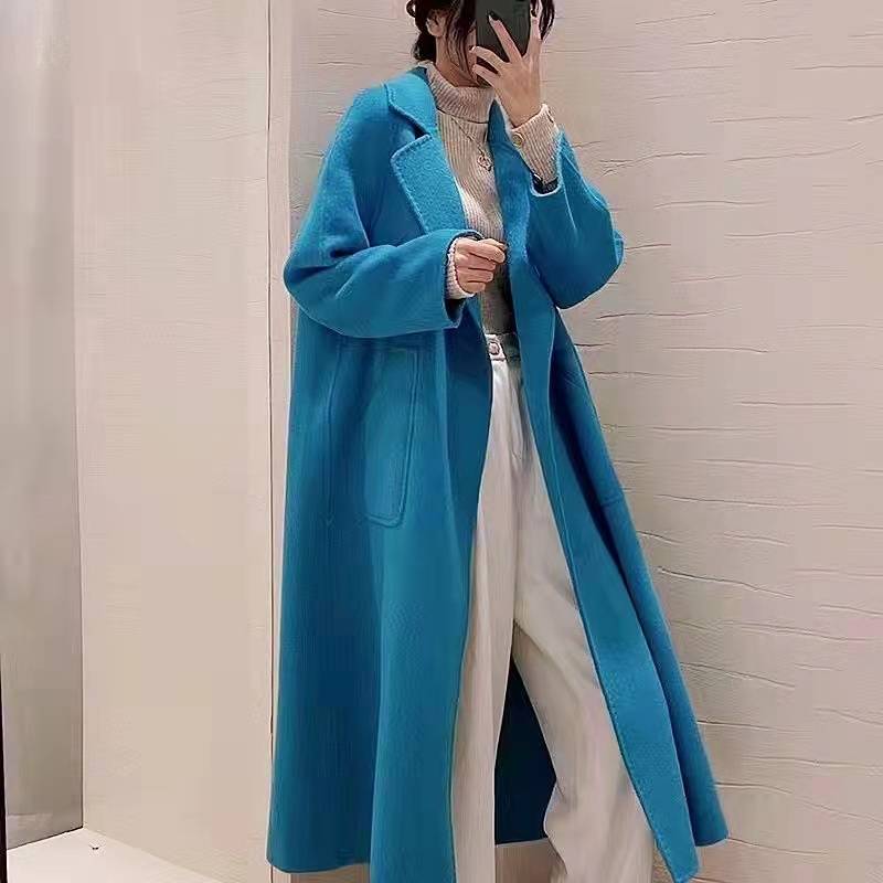 感觉 丢掉你的驼色卡其大衣吧，这些亮色大衣更强势吸睛，高级又不俗气