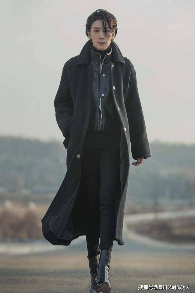 行走 这位韩国阿姨太会穿,47岁的简约穿搭,堪称行走的时尚典范