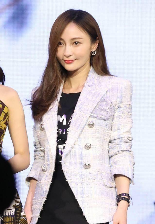 李一桐 姚笛李一桐同框比美，穿裙装效果不一样，看得出身材有多重要