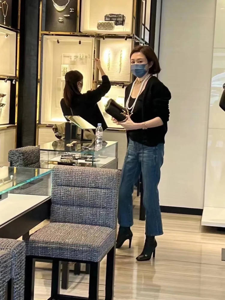 奢侈品 关之琳逛奢侈品店，穿针织衫牛仔裤，59岁戴3条名贵项链像暴发户