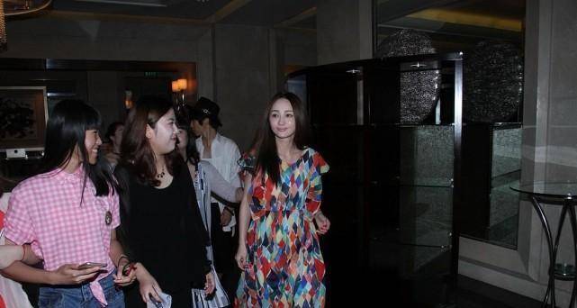 李一桐 姚笛李一桐同框比美,穿裙装效果不一样,看得出身材有多重要