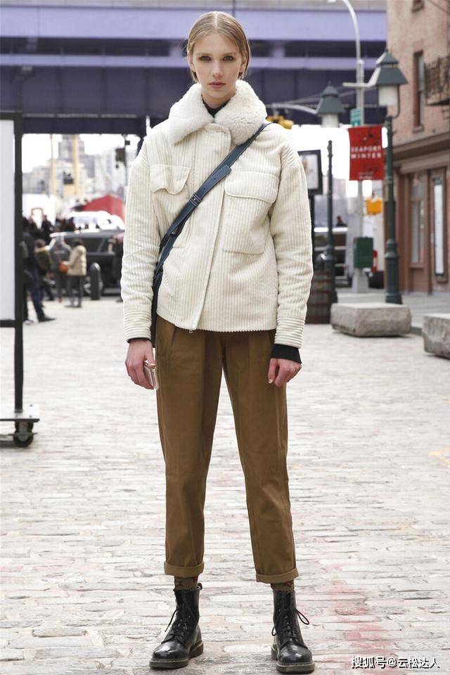 牛仔服 “外套+毛领”，冬季这么选，时髦与温暖可以兼得