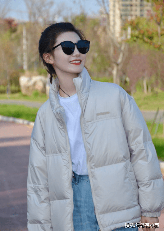 小白 “羽绒服+牛仔裤”=秋冬洋气搭配,兼具时髦和保暖,太高级了!