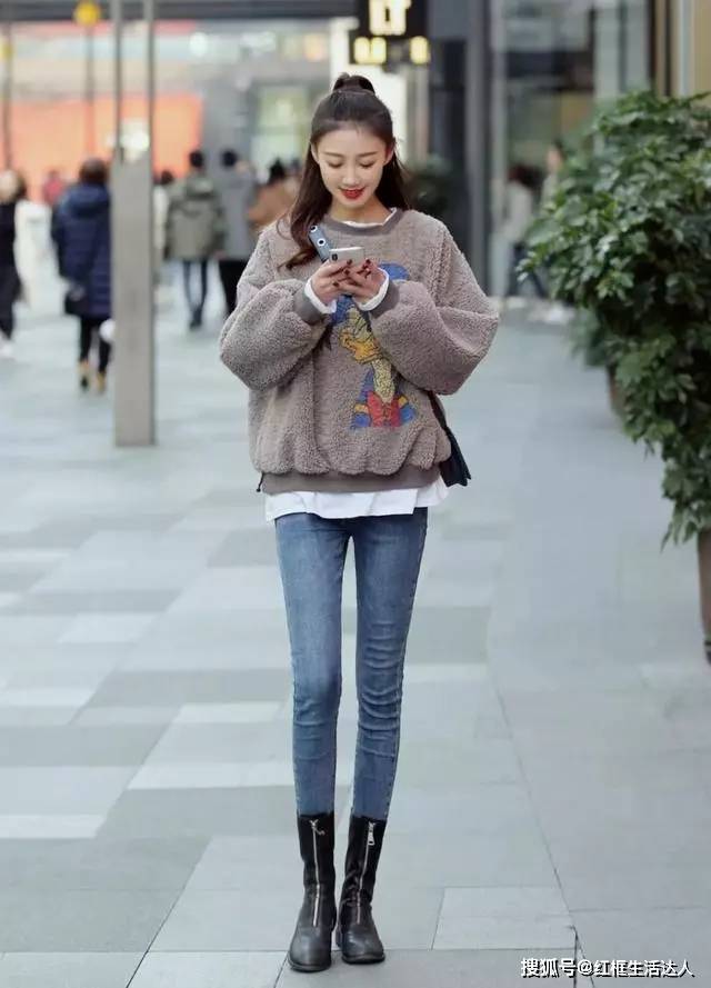 卫衣 棉服+牛仔裤，卫衣+阔腿裤，学生党这样穿，减龄还时髦