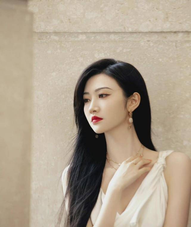 白裙 景甜一袭白裙高调亮相Dior活动！穿出希腊女神的惊艳感，奢侈品牌都爱