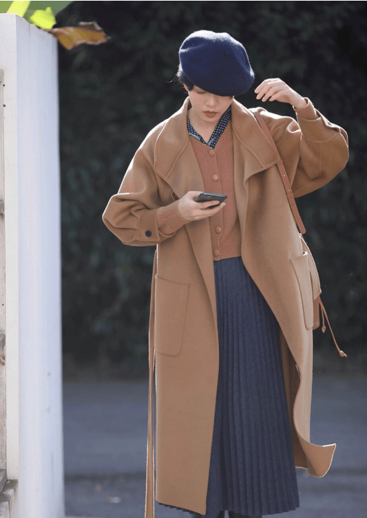 一身 别再穿一身黑了，今年流行的“棕色大衣”，是真好看，漂亮大气！