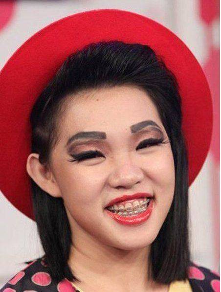 盘点明星扮丑女,唐嫣和热巴都扮过,只有她丑到了极致_李小璐