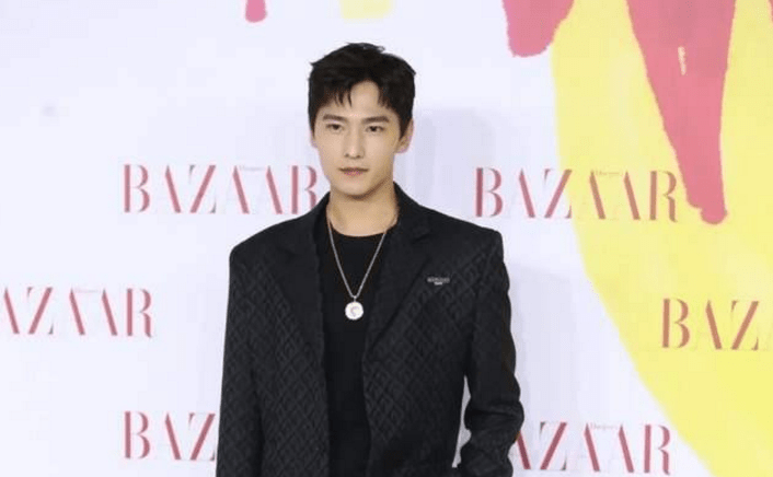 宋茜大 杨幂陈伟霆牵手现身红毯，baby公主打扮好少女，宋茜大秀性感事业线