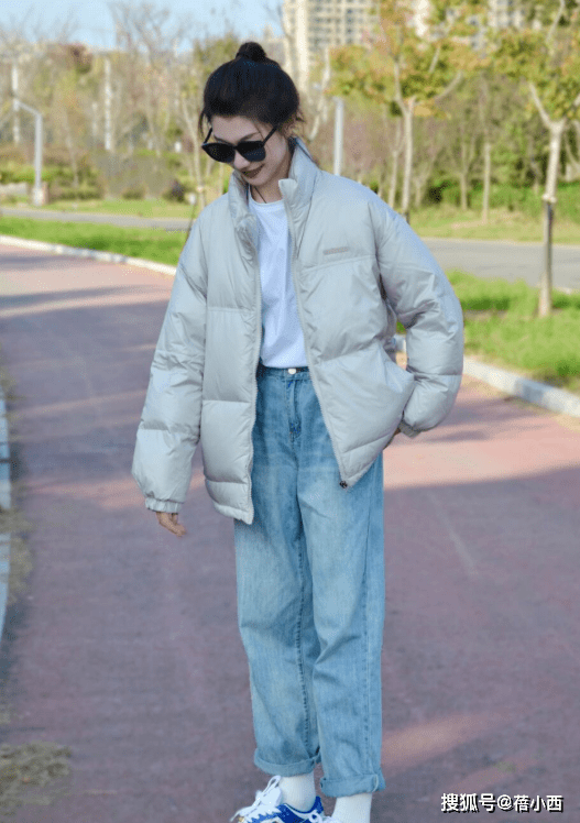 小白 “羽绒服+牛仔裤”=秋冬洋气搭配，兼具时髦和保暖，太高级了！