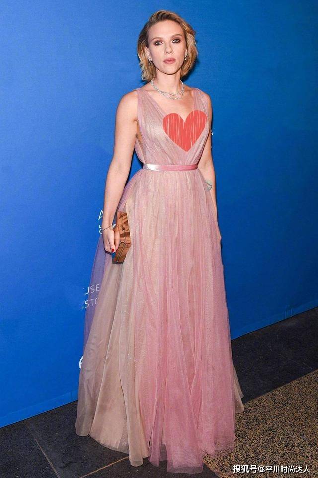 个头 小个子女生怎么穿才显高？看女神斯嘉丽示范，160也能穿出女王范