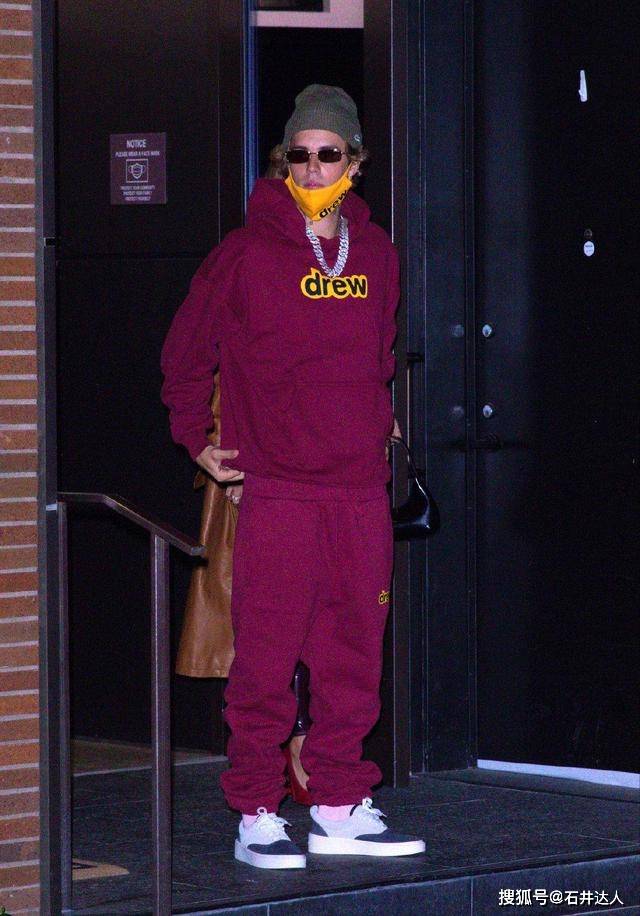 运动服 海莉亲自示范，如何利用3个简单技巧，把运动服穿出街头时尚感