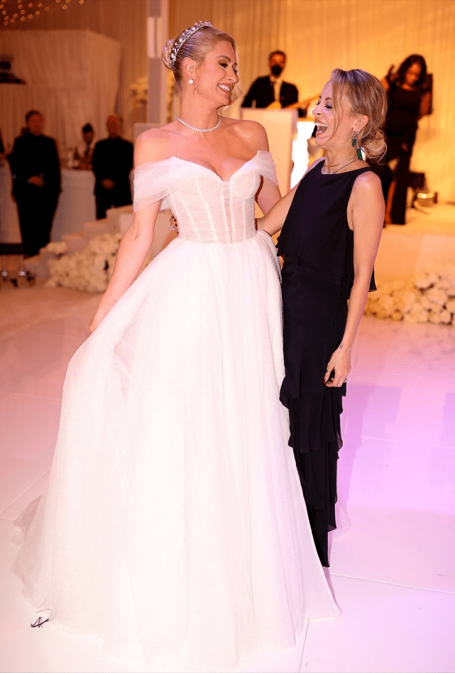 大小姐 40岁希尔顿的世纪婚礼让人开眼界！换了4套婚纱太奢华，美如公主