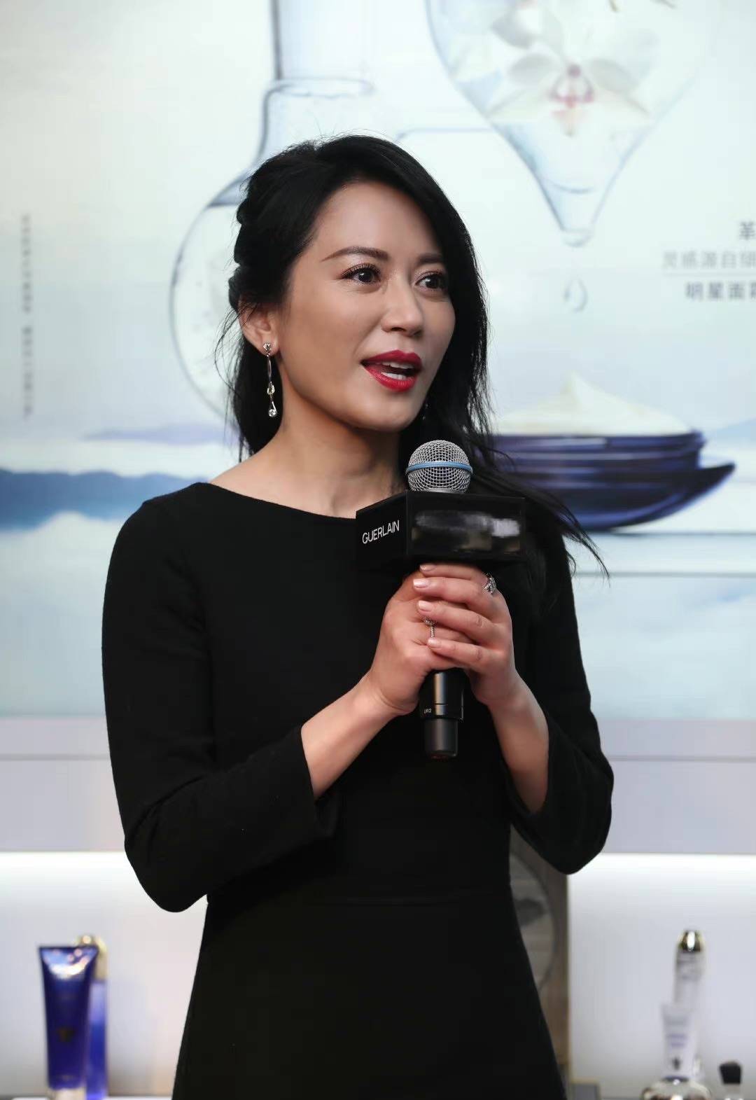 俞飞鸿 不打光修图的俞飞鸿，肤色暗黄也有皱纹，哪有47岁还不老的！