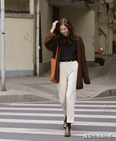 黑色 打底裤早烂大街了，“奶白裤”才是当季王者！搭配大衣、西装好美