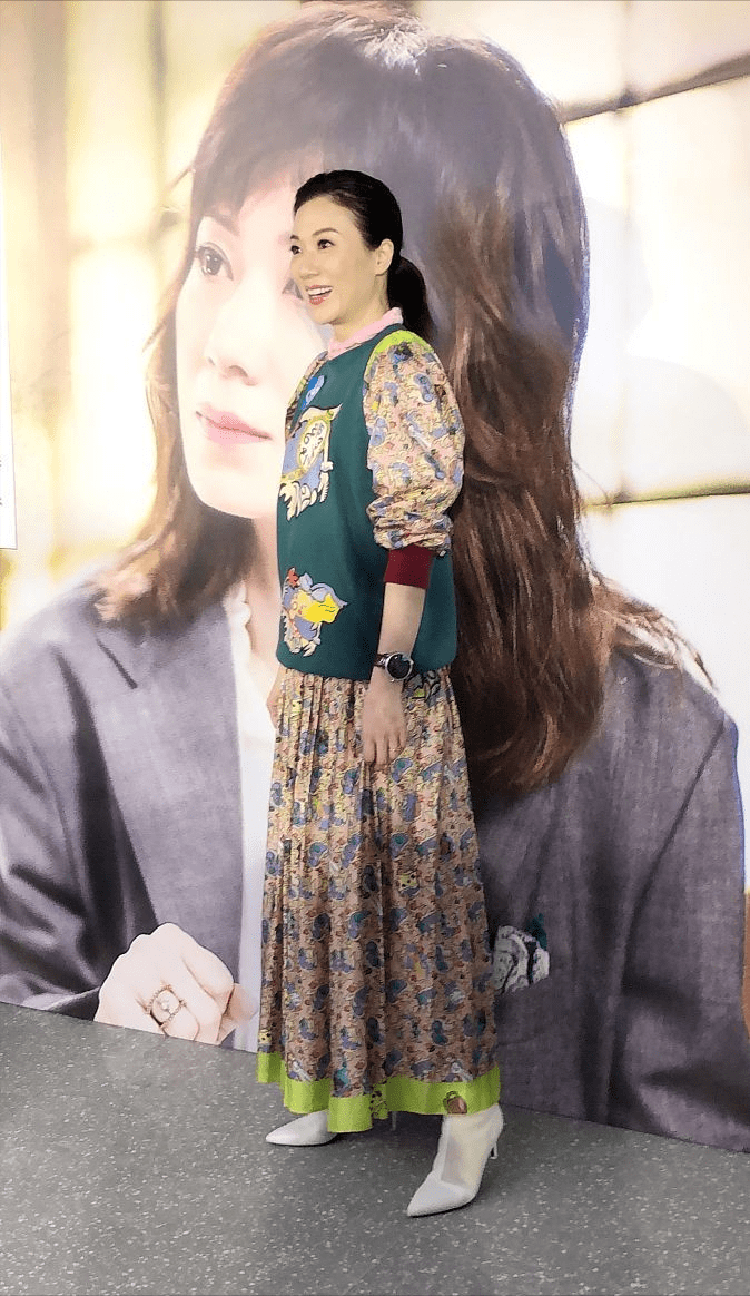 形象 张可颐被衣服耽误，明明气质挺高级却非要穿印花裙扮嫩，挺可惜的