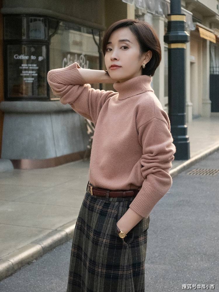 骨子里 女人无论年纪多大，冬季穿衣没灵感就选“针织衫”，优雅到骨子里