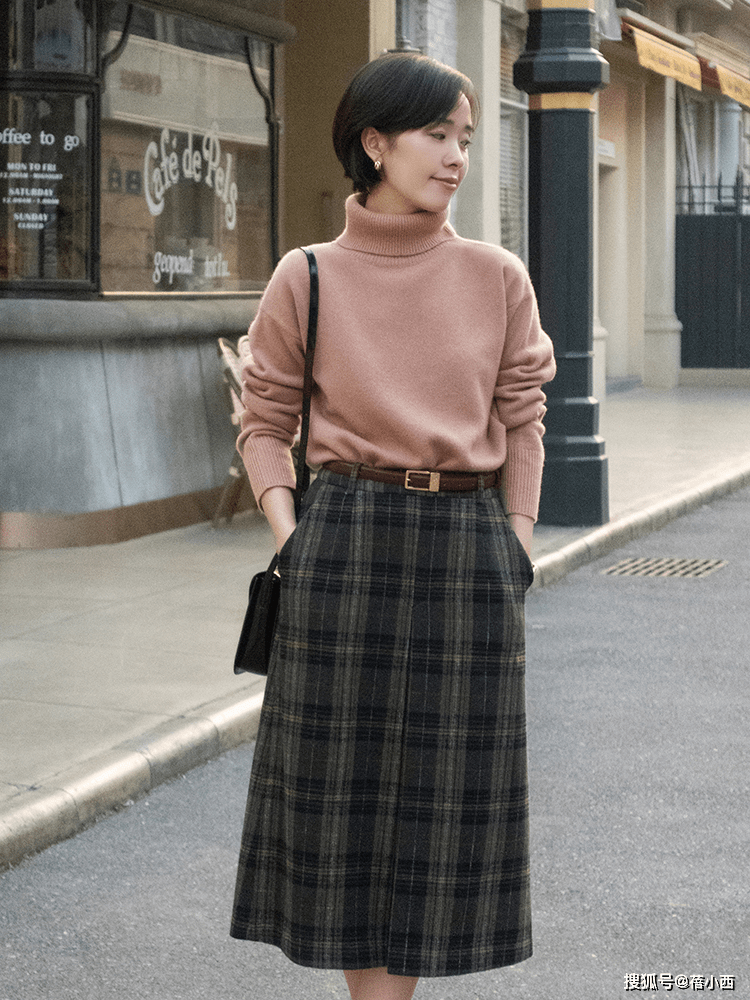 骨子里 女人无论年纪多大，冬季穿衣没灵感就选“针织衫”，优雅到骨子里