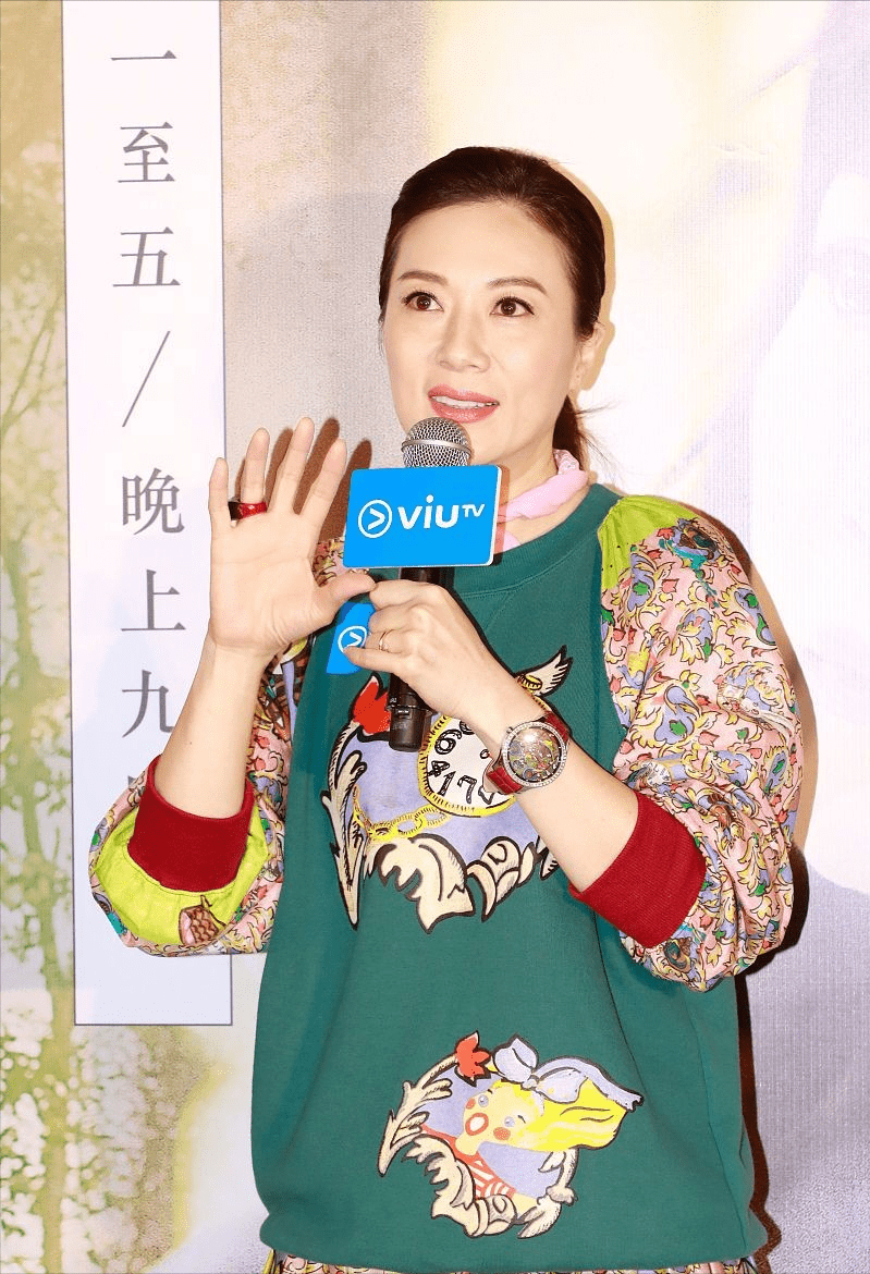 形象 张可颐被衣服耽误，明明气质挺高级却非要穿印花裙扮嫩，挺可惜的