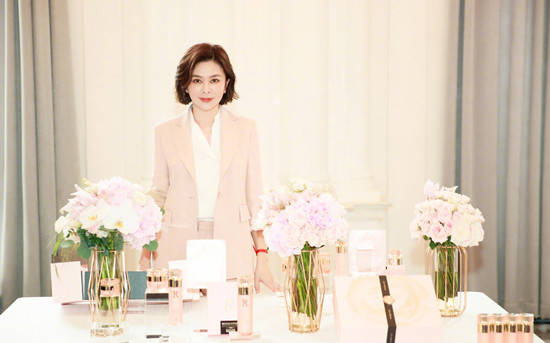 奢侈品 关之琳逛奢侈品店，穿针织衫牛仔裤，59岁戴3条名贵项链像暴发户