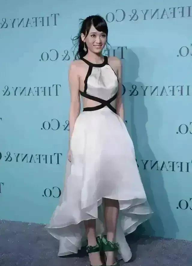 陈乔恩 陈乔恩穿露腰长裙出席活动，气质优雅超有型，体态端庄尽显好身材