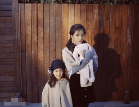 黄磊 孙莉骄傲晒小女儿画稿，8岁画功超同龄人，设计天赋不输多多