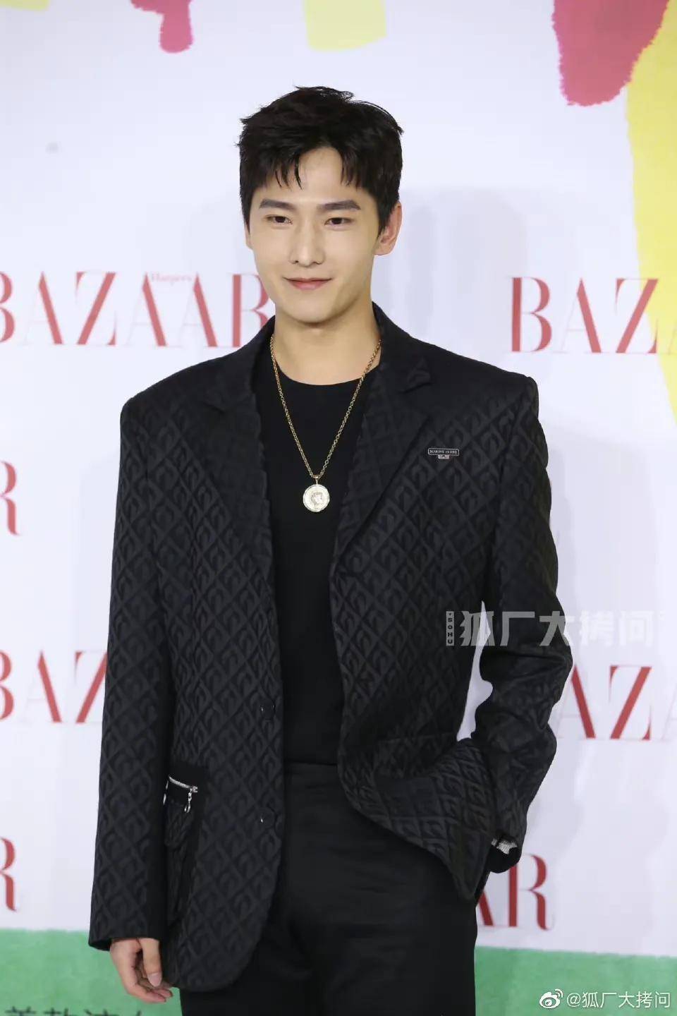 高定 娱乐｜芭莎慈善夜红毯：杨幂陈伟霆携手入场，李现杨洋朱一龙亮相