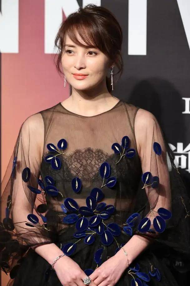 压群芳 蒋勤勤终于舍得放开穿，礼裙薄的遮不住内衣，这波打扮美得满分