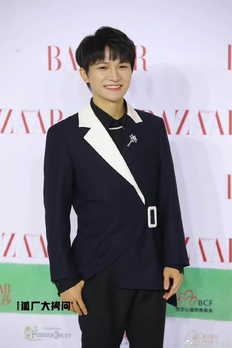 高定 娱乐｜芭莎慈善夜红毯：杨幂陈伟霆携手入场，李现杨洋朱一龙亮相