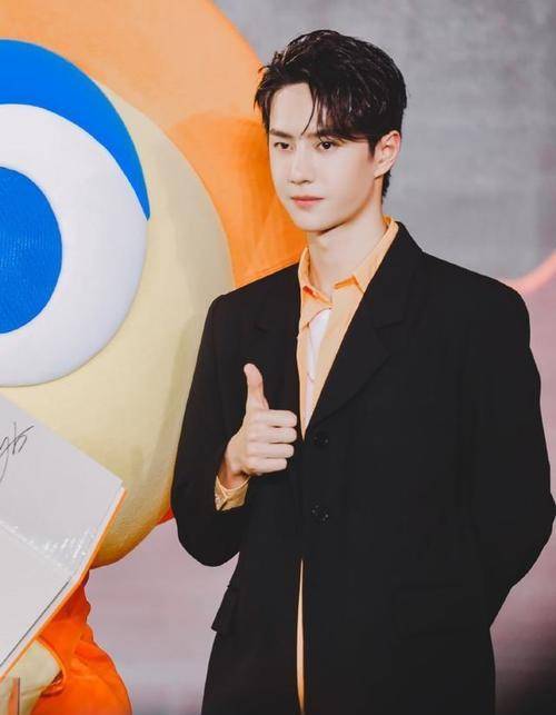 香菜|21岁正当青春，青春恰时来，聊聊王一博与来伊份品牌的故事