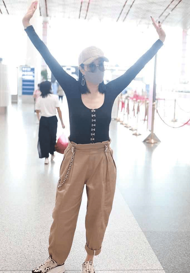 黑色 40岁钟丽缇状态真好!紧身衣配工装裤又美又酷,身材丰满得刚刚好