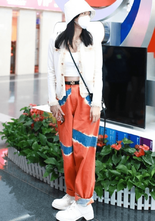 橙色 40岁秦岚穿露脐装秀小蛮腰，配橙色休闲裤青春减龄，状态好似20岁